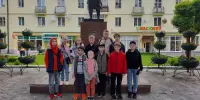 Торжественная линейка у памятника Люси Чаловской